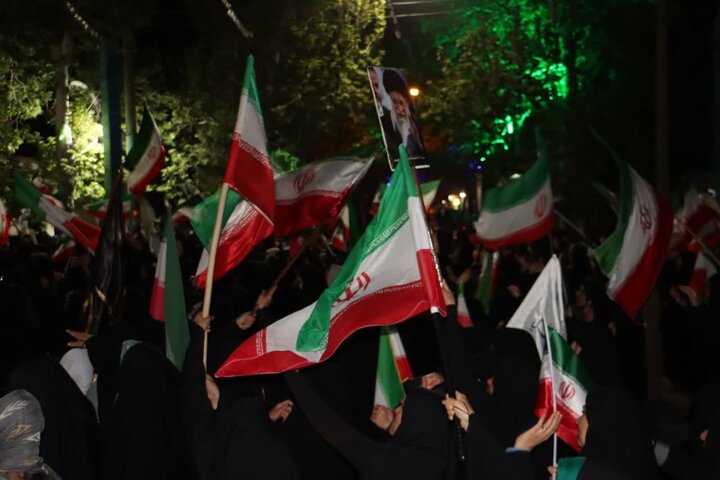 تصاویر/ مردم ماهان همچنای پای کار نظام و انقلاب در تجمع شبانه