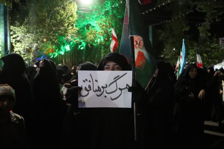 تصاویر/ مردم ماهان همچنای پای کار نظام و انقلاب در تجمع شبانه