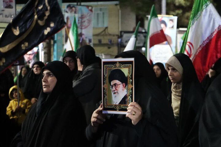 تصاویر/ مردم ماهان همچنای پای کار نظام و انقلاب در تجمع شبانه