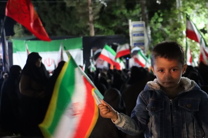 تصاویر/ مردم ماهان همچنای پای کار نظام و انقلاب در تجمع شبانه