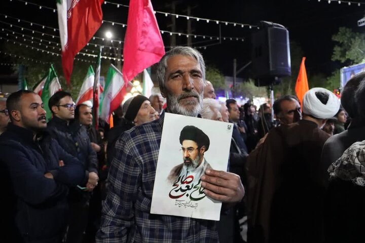 تصاویر/ مردم ماهان همچنای پای کار نظام و انقلاب در تجمع شبانه