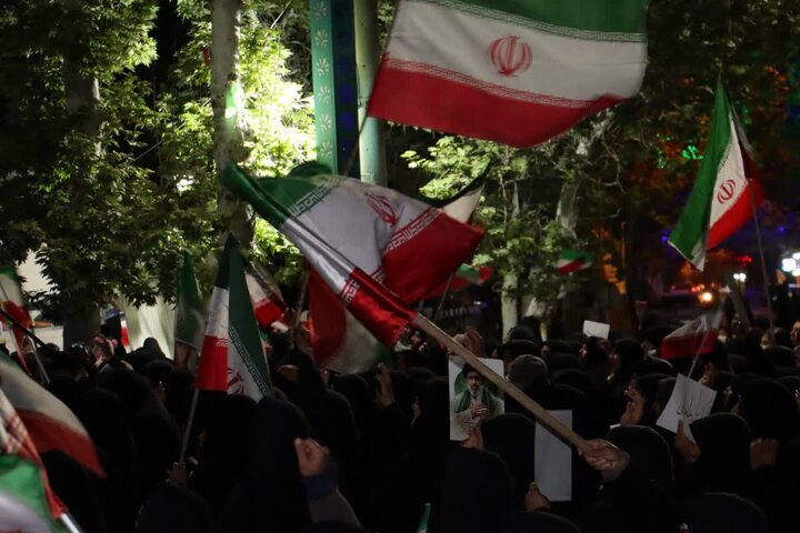 تصاویر/ مردم ماهان همچنای پای کار نظام و انقلاب در تجمع شبانه