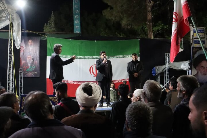 تصاویر/ مردم ماهان همچنای پای کار نظام و انقلاب در تجمع شبانه