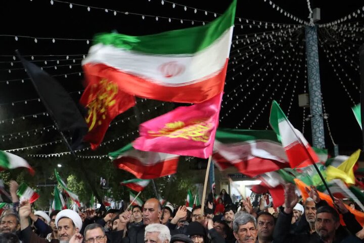تصاویر/ مردم ماهان همچنای پای کار نظام و انقلاب در تجمع شبانه