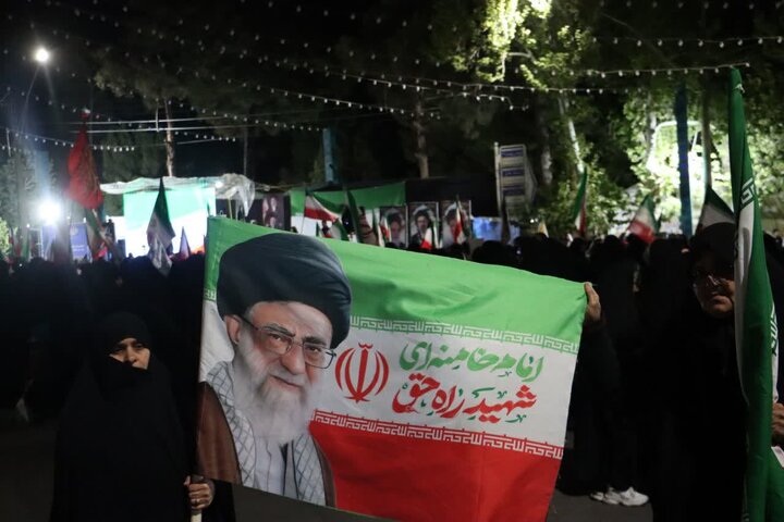 تصاویر/ مردم ماهان همچنای پای کار نظام و انقلاب در تجمع شبانه