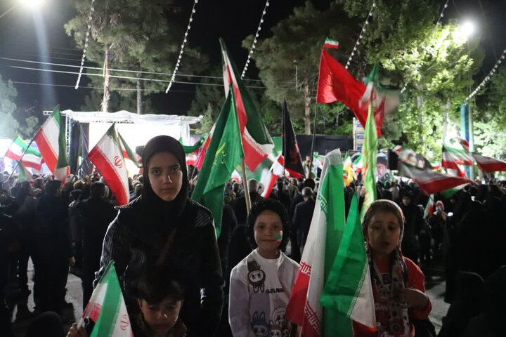 تصاویر/ مردم ماهان همچنای پای کار نظام و انقلاب در تجمع شبانه