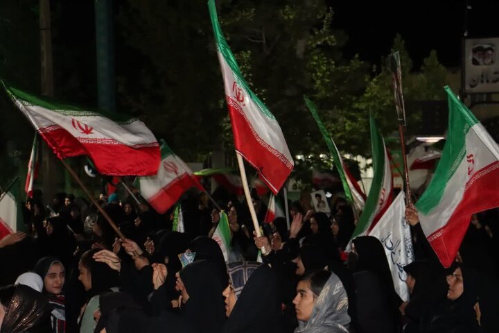 تصاویر/ مردم ماهان همچنای پای کار نظام و انقلاب در تجمع شبانه