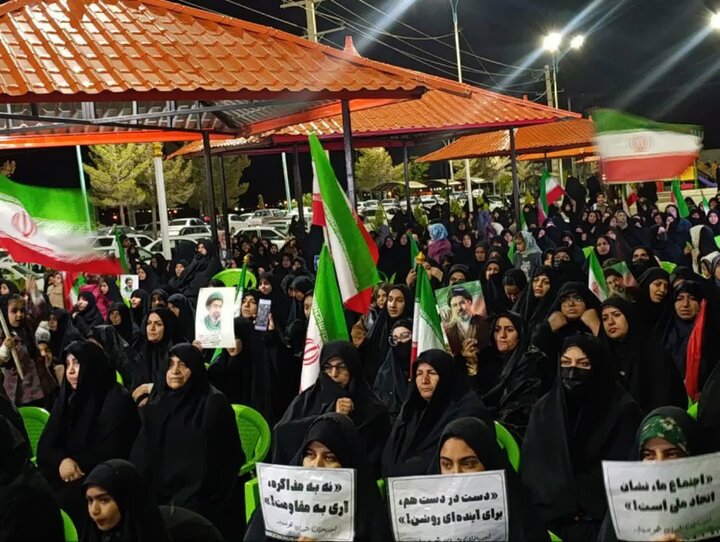 تصاویر/ مردم صفائیه همچنای پای کار نظام و انقلاب در تجمع شبانه