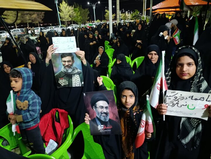 تصاویر/ مردم صفائیه همچنای پای کار نظام و انقلاب در تجمع شبانه