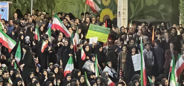 تصاویر/ مردم جیرفت همچنای پای کار نظام و انقلاب در تجمع شبانه