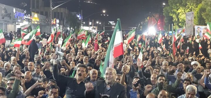 تصاویر/ مردم جیرفت همچنای پای کار نظام و انقلاب در تجمع شبانه