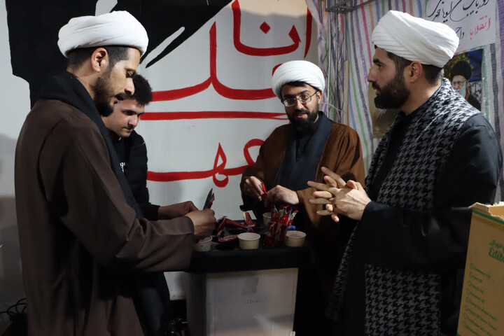 تصاویر / برپایی موکب شجره طیبه در کنار حماسه آفرینی های مردم