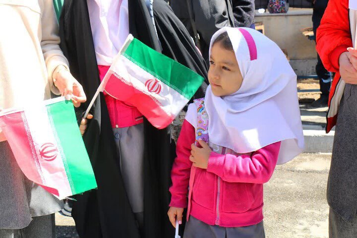 تصاویر/همدردی فرهنگیان و دانش آموزان شهرستان فراهان با دانش آموزان شهید