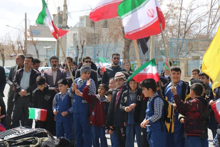 تصاویر/همدردی فرهنگیان و دانش آموزان شهرستان فراهان با دانش آموزان شهید