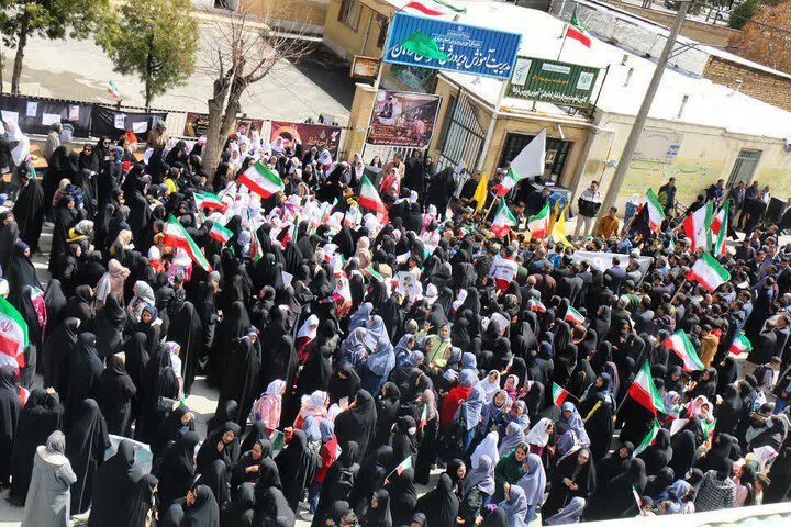 تصاویر/همدردی فرهنگیان و دانش آموزان شهرستان فراهان با دانش آموزان شهید