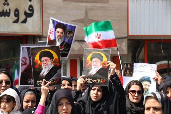 تصاویر/همدردی فرهنگیان و دانش آموزان شهرستان فراهان با دانش آموزان شهید