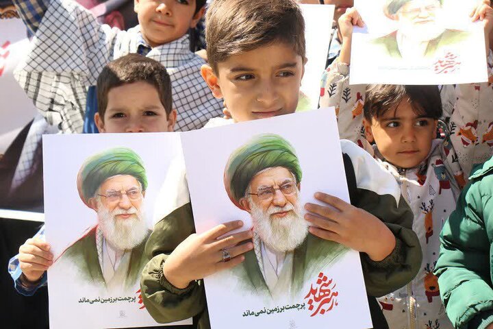تصاویر/همدردی فرهنگیان و دانش آموزان شهرستان فراهان با دانش آموزان شهید