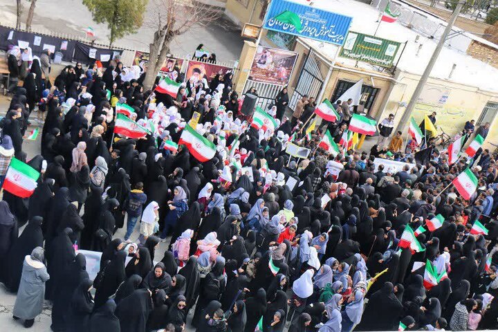 تصاویر/همدردی فرهنگیان و دانش آموزان شهرستان فراهان با دانش آموزان شهید