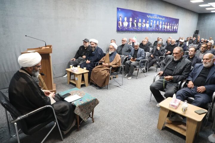 تصاویر/ نماینده ولی‌فقیه در استان سمنان در دیدار با جمعی از رزمندگان هشت‌سال دفاع مقدس