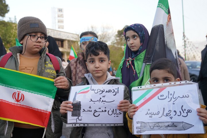 تجمع کودکان اصفهانی در محکومیت جنایات آمریکایی صهیونی و اربعین امام شهیدمان