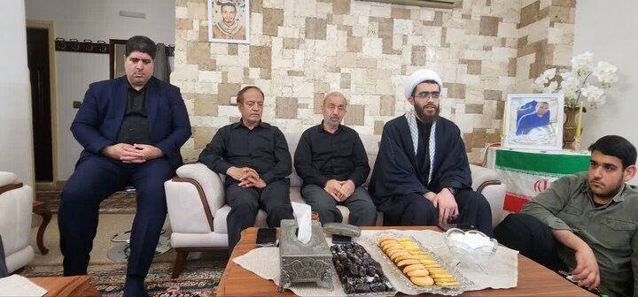 تصاویر / دیدار طلاب شهرستان بابل، با خانواده شهید مهدی حمزه پور از شهدای رمضان