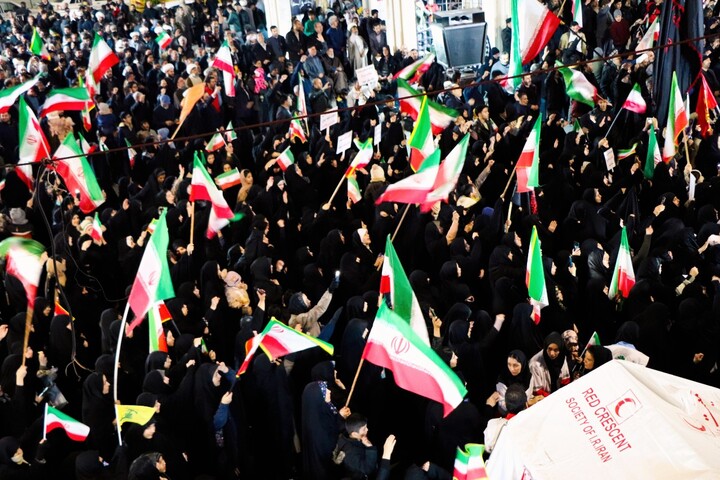 تصاویر / برپایی موکب حوزه علمیه بناب در کنار حماسه آفرینی های مردم