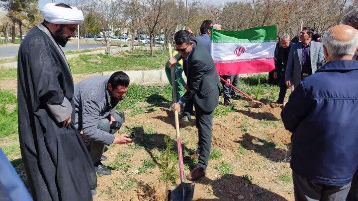 تصاویر/درختکاری در راستای بیعت با رهبر معظم انقلاب اسلامی در شهرستان خمین