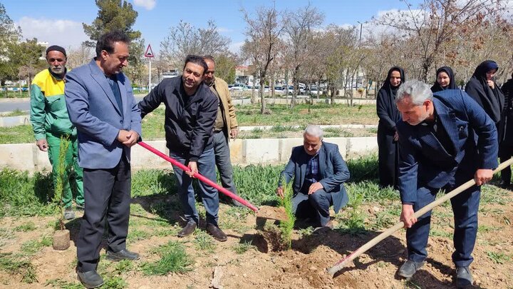 تصاویر/درختکاری در راستای بیعت با رهبر معظم انقلاب اسلامی در شهرستان خمین