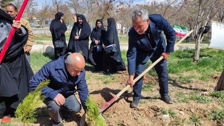 تصاویر/درختکاری در راستای بیعت با رهبر معظم انقلاب اسلامی در شهرستان خمین