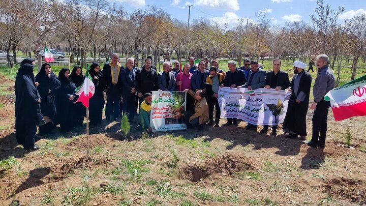 تصاویر/درختکاری در راستای بیعت با رهبر معظم انقلاب اسلامی در شهرستان خمین