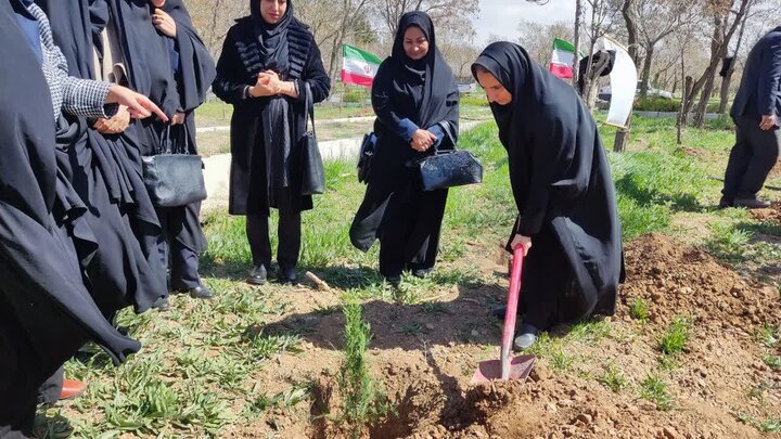 تصاویر/درختکاری در راستای بیعت با رهبر معظم انقلاب اسلامی در شهرستان خمین