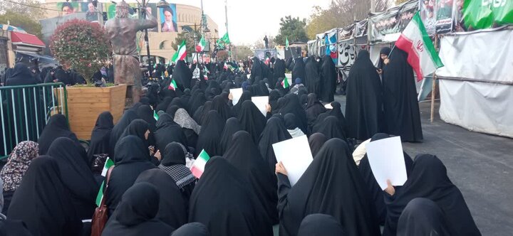 تصاویر/حضور پرشورطلاب کفن پوش  ،کادر و اساتید مدرسه علمیه فاطمه زهرا سلام الله علیها اراک در اربعین امام شهید