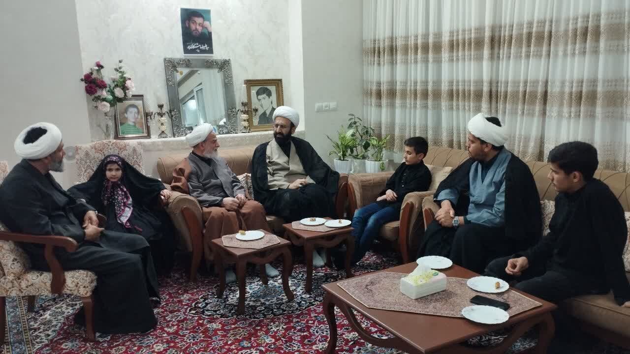 تقدیر از مدارس و مواکب فعال حوزوی کاشان و حضور در منزل خانواده شهید پاسدار شکاری‌پور