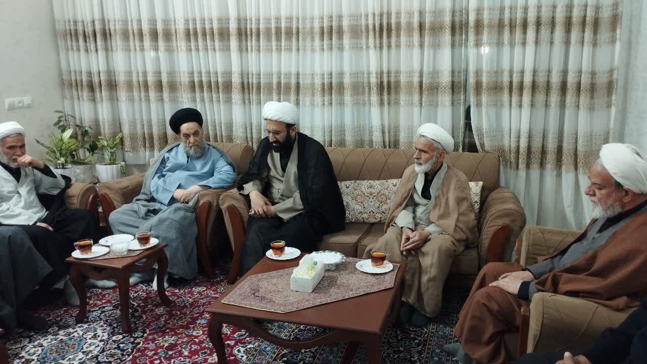 تقدیر از مدارس و مواکب فعال حوزوی کاشان و حضور در منزل خانواده شهید پاسدار شکاری‌پور