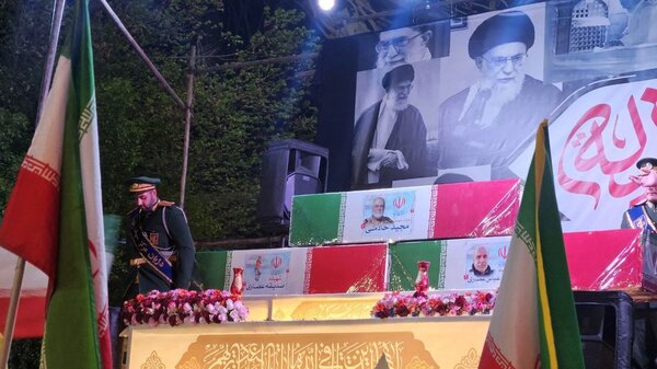 وداع با سردار شهید خادمی در میدان انقلاب تهران 