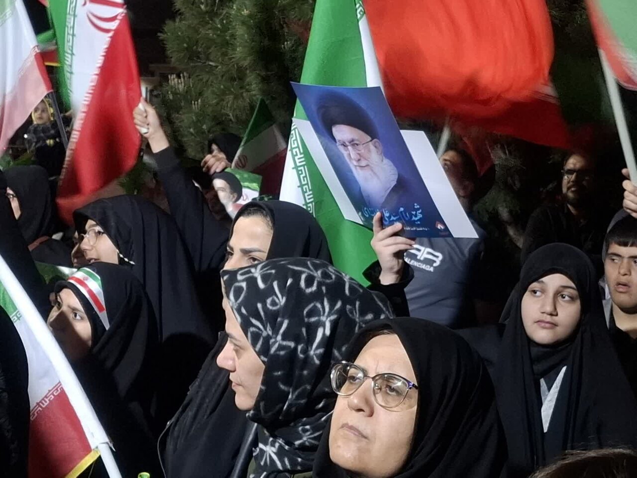 فیلم| سی و نهمین شب حضور مردم غیور و جان برکف کاشان در میدان امام خامنه ای(ره)