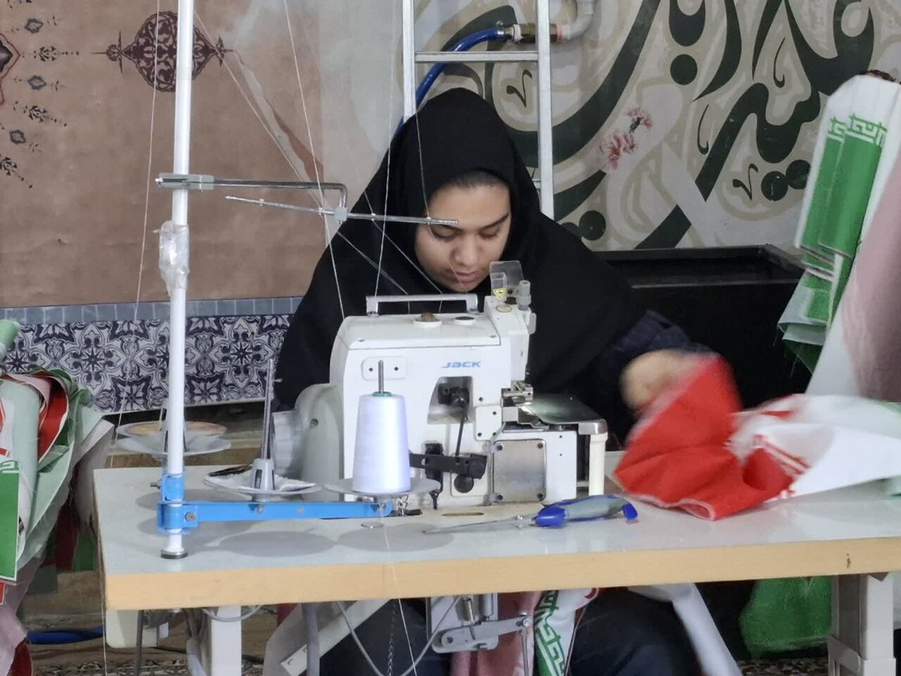 بانوان جهادگر کاشانی پای کار انقلاب هستند / تولید ۲۰هزار پرچم توسط کاشانی‌ها صورت گرفت