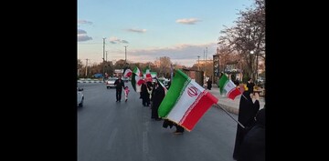 فیلم| پرچم گردانی توسط بانوان اراکی به نیابت از شهید پاکپور