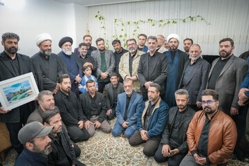 تصاویر/ دیدار و تکریم خانواده شهیدان احمدیان فردویی و احمدیان مقدم با حضور خادمان مسجد مقدس جمکران