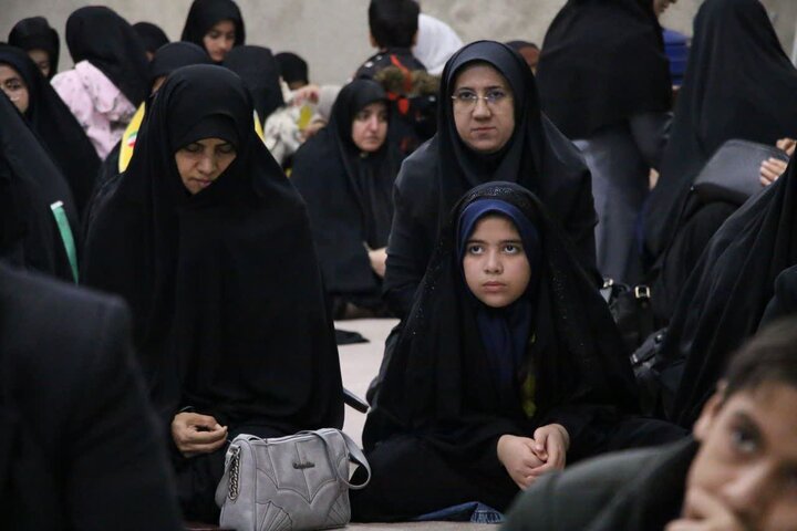 تصاویر/  حسینیه «شجره طیبه» همراه با محفل شعر برای شهدای دانش‌آموز میناب و رهبر شهید