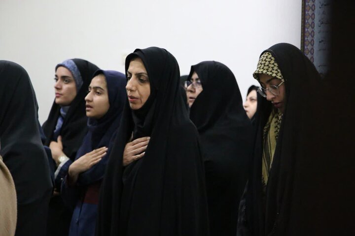 تصاویر/  حسینیه «شجره طیبه» همراه با محفل شعر برای شهدای دانش‌آموز میناب و رهبر شهید