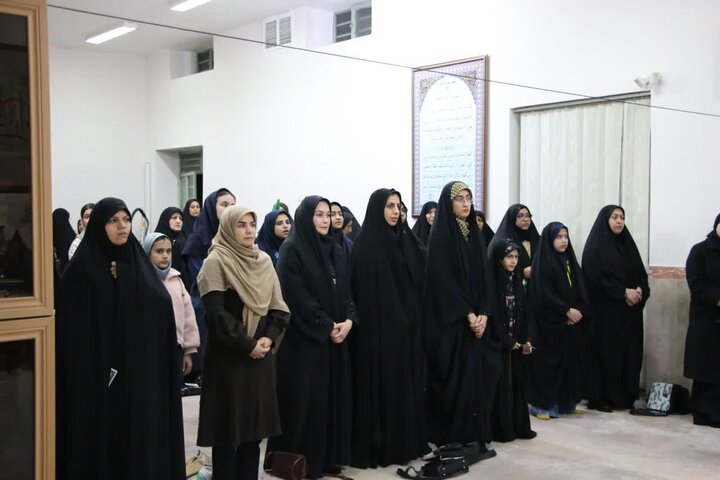 تصاویر/  حسینیه «شجره طیبه» همراه با محفل شعر برای شهدای دانش‌آموز میناب و رهبر شهید