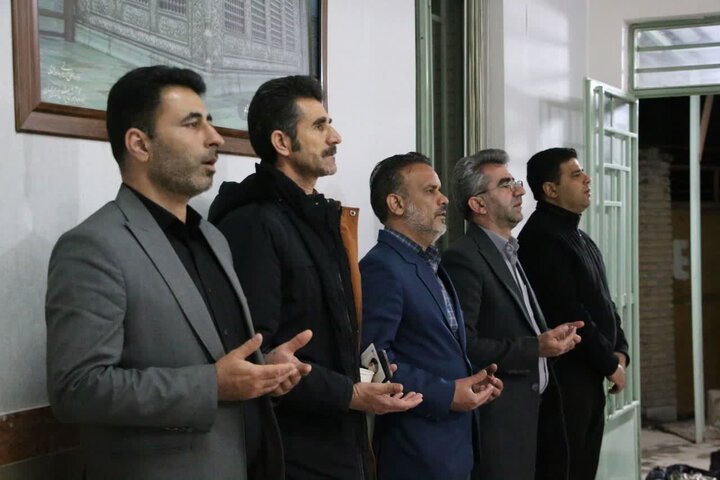 تصاویر/  حسینیه «شجره طیبه» همراه با محفل شعر برای شهدای دانش‌آموز میناب و رهبر شهید