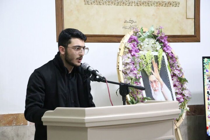 تصاویر/  حسینیه «شجره طیبه» همراه با محفل شعر برای شهدای دانش‌آموز میناب و رهبر شهید