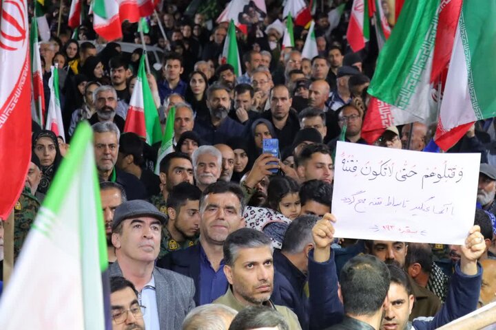 تصاویر/ قرار شبانه غیور مردان و شیرزنان اسلامشهری در حمایت از وطن در شب چهلمین روز شهادت رهبر انقلاب