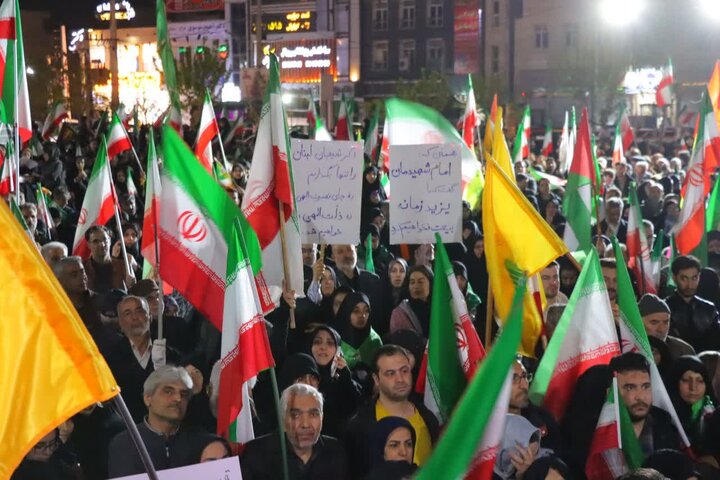 تصاویر/ قرار شبانه غیور مردان و شیرزنان اسلامشهری در حمایت از وطن در شب چهلمین روز شهادت رهبر انقلاب