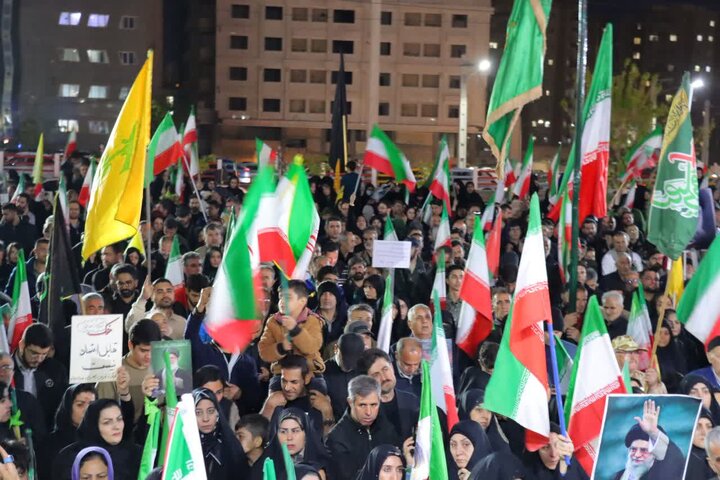تصاویر/ قرار شبانه غیور مردان و شیرزنان اسلامشهری در حمایت از وطن در شب چهلمین روز شهادت رهبر انقلاب