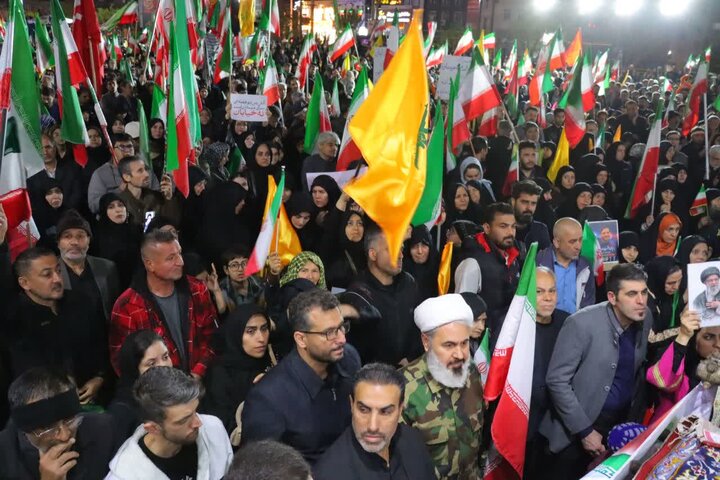 تصاویر/ قرار شبانه غیور مردان و شیرزنان اسلامشهری در حمایت از وطن در شب چهلمین روز شهادت رهبر انقلاب