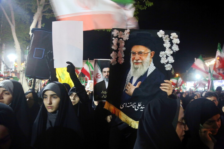 تصاویر/ تجمع مردم قم به مناسبت چهلمین روز شهادت قائد امت و شهدای جنگ رمضان