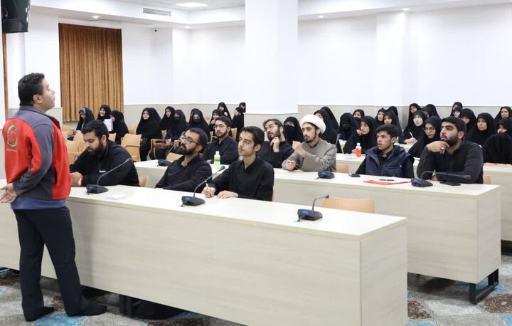 اولین جلسه آموزش کمک های اولیه حوزه علمیه استان یزد برگزار شد